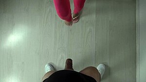 Sexy nohy v růžových teniskách si hrají s míčem v zpomaleném záběru