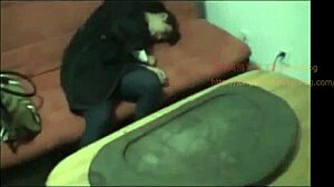 Азиатската красавица е вързана и наказана с бита сметана в домашно фетиш видео