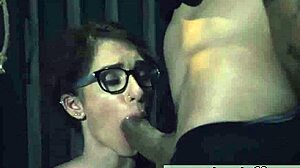 年轻女孩在BDSM游戏中体验第一次的呕吐和窒息