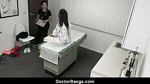 A jovem atleta asiática Madi Laine experimenta um prazer intenso durante seu exame médico