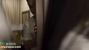 Muž bez práce natáča domáci film pre dospelých, kde umožňuje svojmu priateľovi mať sex so svojou ženou