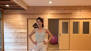 Sladký inštruktor jogy z Japonska