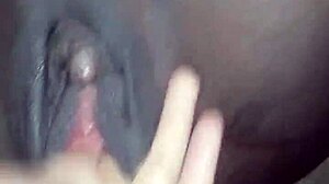 Giovane teen nera si fa infilare le dita nella figa in un video di alta qualità