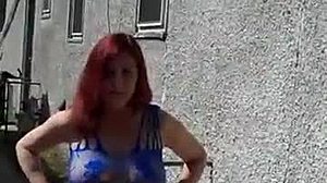 Une rousse se rase dans une vidéo maison